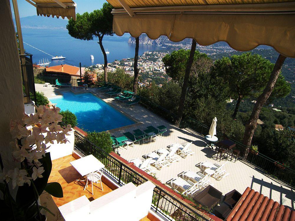 Hotel Villa Fiorita Sorrento Bagian luar foto