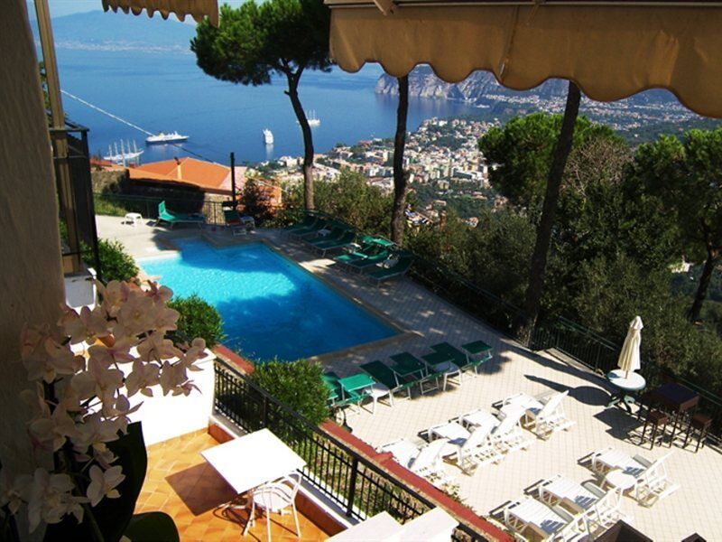Hotel Villa Fiorita Sorrento Bagian luar foto
